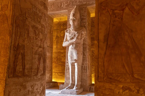 Высокая Статуя Храме Рамзеса Абу Симбел — стоковое фото