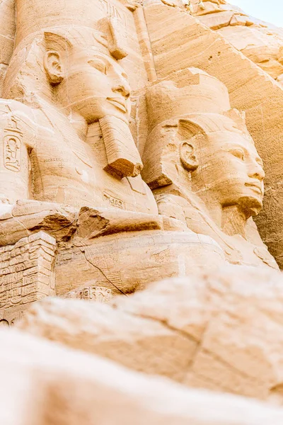 Вертикальное Фото Двух Величественных Статуй Фараона Египетском Храме Абу Симбел — стоковое фото