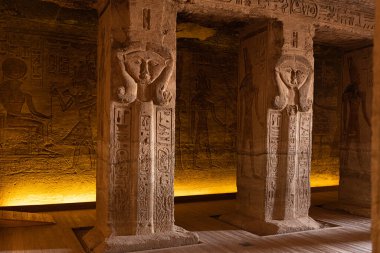 Abu Simbel 'deki Nefertari Tapınağı' ndaki sütunlar.
