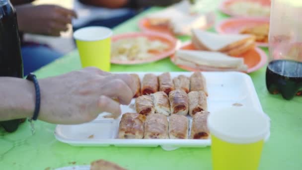 Anonimowi Ludzie Biorący Jedzenie Stołu Piknikowego Parku Słoneczny Dzień — Wideo stockowe