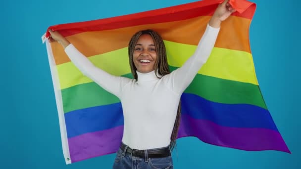 Video Mit Blauem Hintergrund Einer Lächelnden Afrikanerin Die Eine Regenbogenfahne — Stockvideo