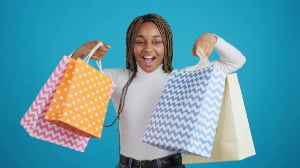 Mutlu Bir Şekilde Alışveriş Torbaları Taşıyan Gülümseyen Afrikalı Bir Kadının — Stok video