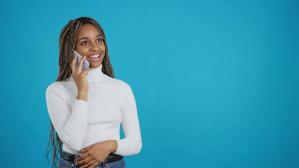 Video Mit Blauem Hintergrund Einer Glücklichen Afrikanerin Beim Telefonieren — Stockvideo