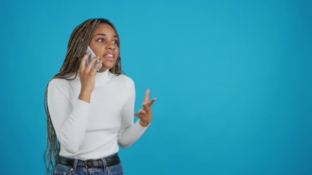 Vidéo Avec Fond Bleu Une Femme Africaine Avec Une Expression — Video