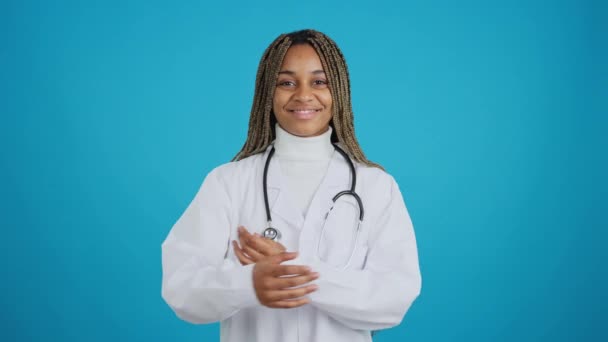 Відео Блакитним Тлом Африканського Лікаря Який Посміхається Камеру — стокове відео