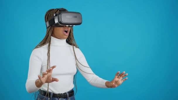 Video Mit Blauem Hintergrund Einer Schockierten Afrikanerin Mit Virtual Reality — Stockvideo