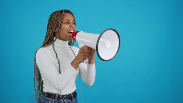 Video Med Blå Bakgrund Upprörd Afrikansk Kvinna Protesterar Medan Skrika — Stockvideo