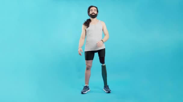 Studio Ritratto Con Sfondo Blu Uomo Con Una Protesi Gamba — Video Stock