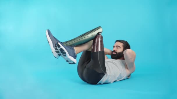 Horizontální Studiový Portrét Modrým Pozadím Sportovního Muže Protézou Nohy Dělající — Stock video