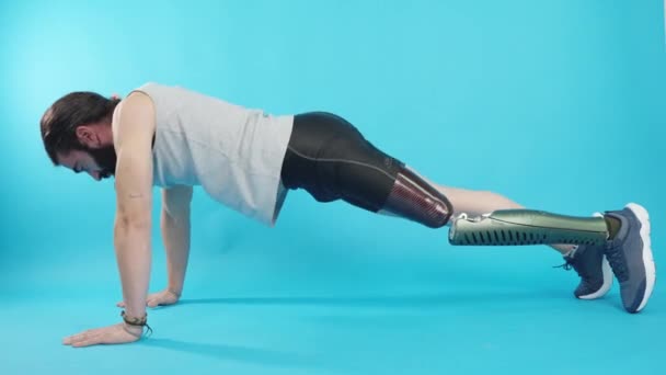 Horizontální Studiový Portrét Modrým Pozadím Šťastného Muže Protézou Nohy Dělá — Stock video
