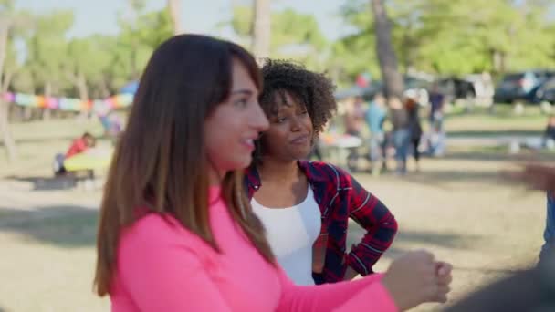 公園での会議で友人を見ている幸せなアフリカ人女性 — ストック動画
