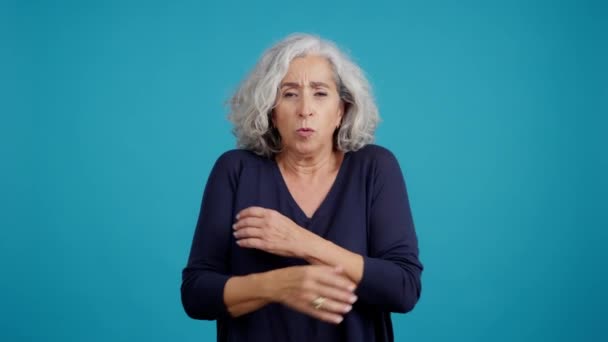 Studio Video Blue Background Aged Caucasian Woman Looking Camera While — Stockvideo