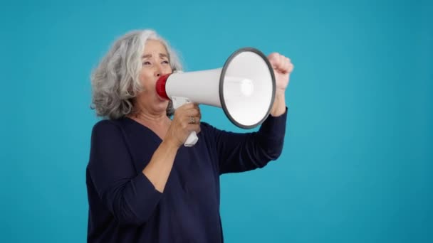 Studio Video Blue Background Upset Mature Woman Protesting Megaphone — Vídeos de Stock