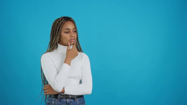 Video Blue Background African Beauty Thoughtful Woman Standing Gesturing Concern — Vídeo de stock