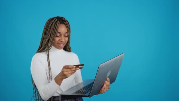 Video Blue Background Woman Credit Card Buying Online Laptop — Vídeo de Stock