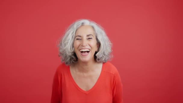 Studio Video Red Background Mature Woman Laughing — Stockvideo