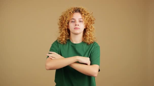 Studio Video Young Woman Curly Hair Crossing Arms While Looking — Stockvideo