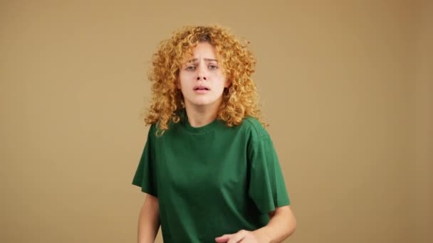Studio Video Young Woman Curly Hair Gesturing Her Hands Fear — Vídeo de Stock