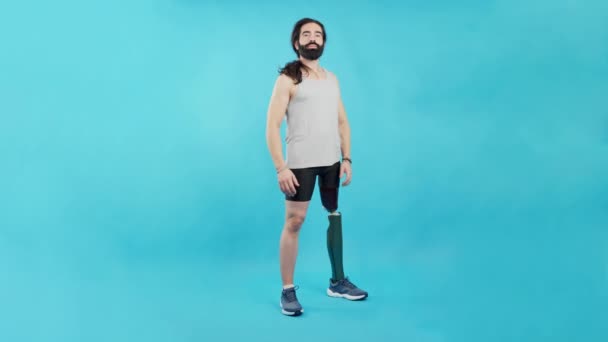 Studio Video Copy Space Blue Background Smiley Man Standing Leg — Video Stock