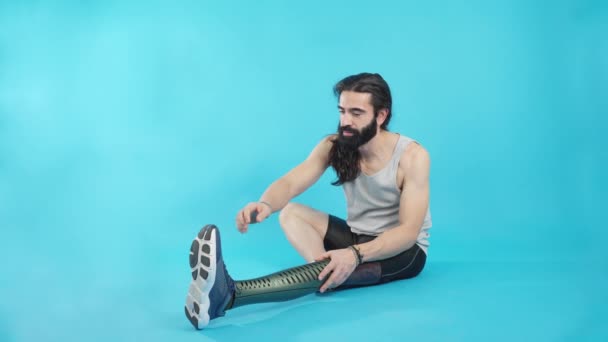 Studio Video Copy Space Blue Background Sportive Man Leg Prosthesis — Vídeo de Stock