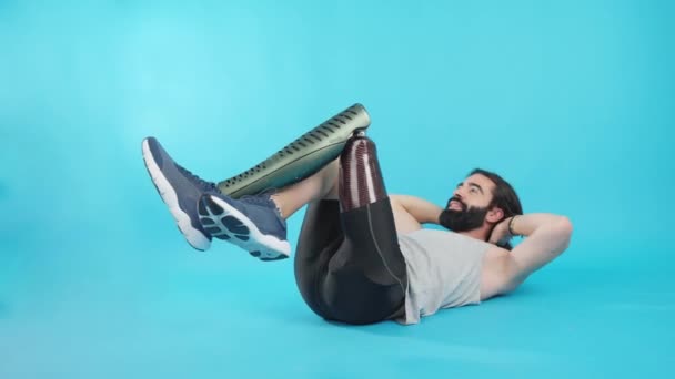 Horizontal Studio Video Blue Background Sportive Man Prosthetic Leg Doing — Video Stock