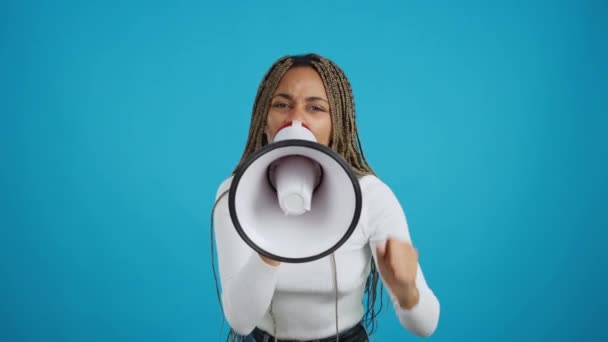 大声で抗議するアフリカ人女性の青い背景を持つビデオ — ストック動画