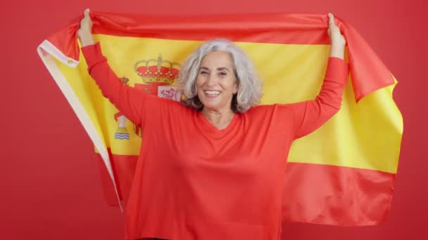 Студийное Видео Красным Фоном Счастливой Зрелой Женщины Поднимающей Испанский Национальный — стоковое видео