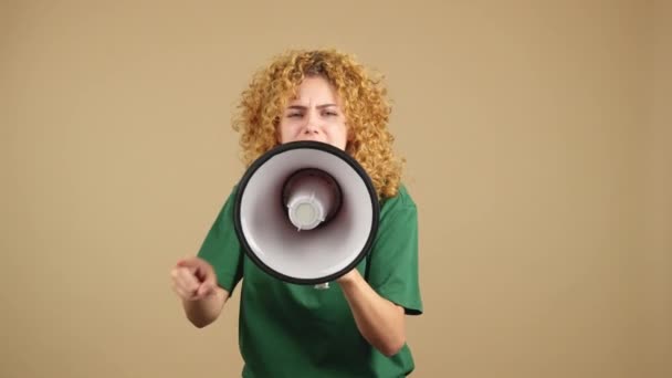 Studio Video Woman Curly Hair Looking Camera Shouting Using Loudspeaker — Vídeo de Stock