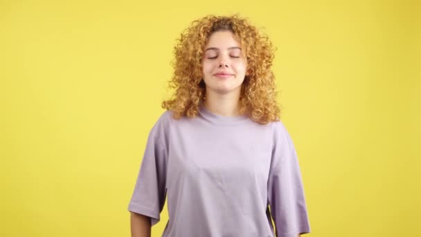 Studio Video Yellow Background Smiley Woman Curly Hair Looking Camera — Stockvideo