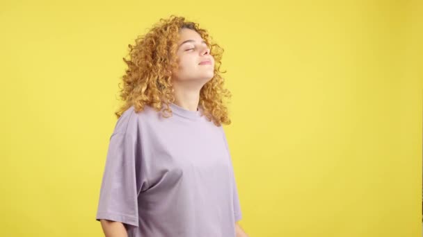 Studio Video Yellow Background Woman Curly Hair Standing Closed Eyes — Stock video