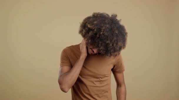 Африканский Мужчина Вьющимися Волосами Рукой Лице Вдумчивым Выражением Лица Студии — стоковое видео