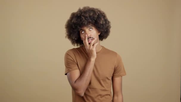 Studio Video Brown Background Man Afro Hair Looking Expression Boredom — Stockvideo
