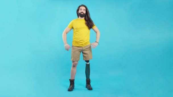 Studio Video Blue Background Copy Space Relaxed Man Leg Prosthesis — Wideo stockowe