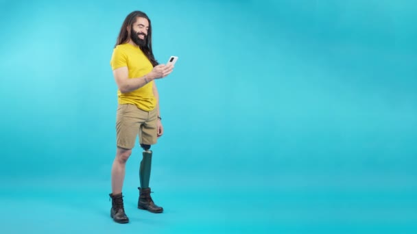 Studio Video Blue Background Copy Space Man Prosthetic Leg Using — Vídeo de Stock