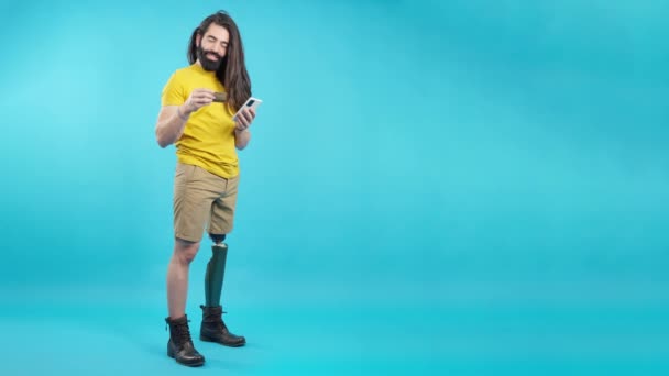 Studio Video Blue Background Copy Space Man Prosthesis His Leg — Video Stock