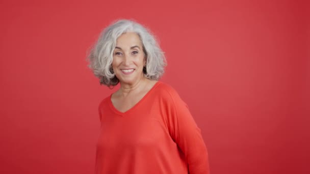Studio Video Red Background Happy Mature Woman Giving Gift — Vídeo de Stock