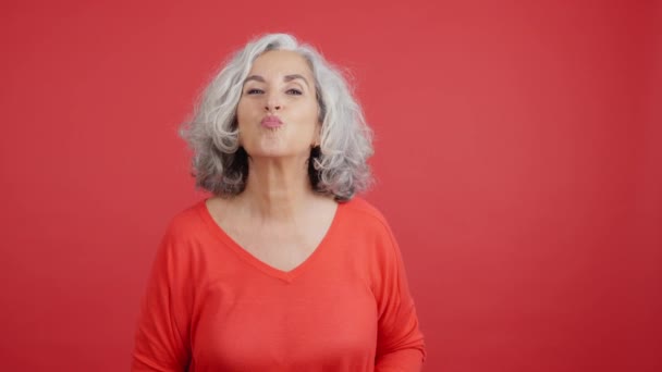 Studio Video Red Background Mature Woman Depicting Heart Shape Her — Vídeo de Stock