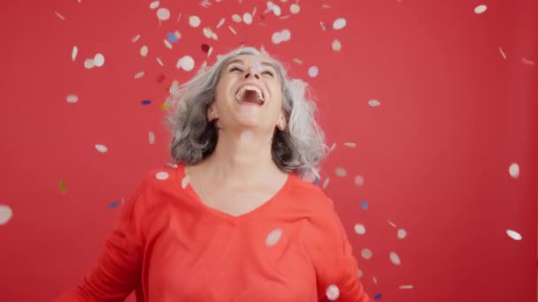 Studio Video Red Background Cheerful Mature Woman Surrounded Confetti Air — ストック動画