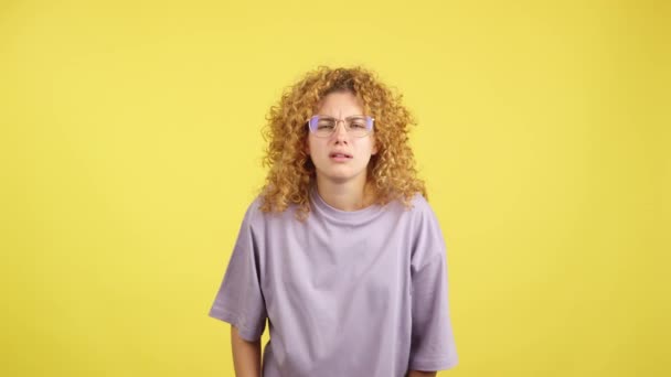 Studio Video Yellow Background Young Woman Taking Her Glasses See — Αρχείο Βίντεο
