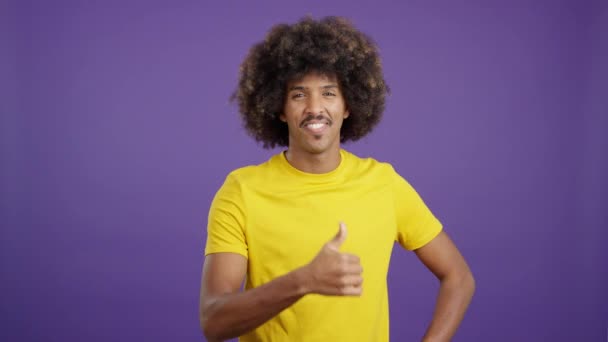 African Man Curly Hair Gesturing Agreement Raising Thumb Studio — Αρχείο Βίντεο