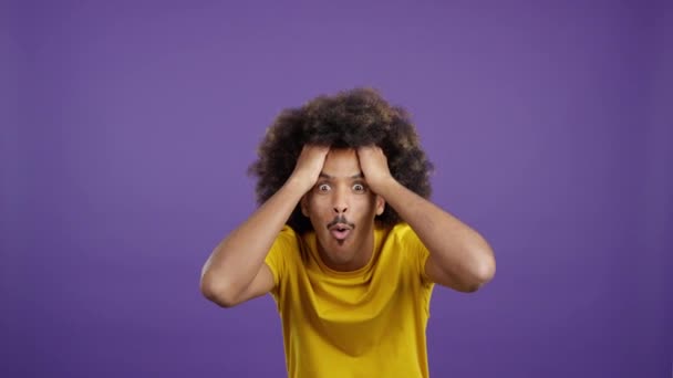 Cool Surprised African Man Curly Hair Looking Camera Gesturing Studio — Vídeo de Stock
