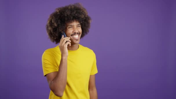 Happy Smiley African Man Talking Mobile Phone Studio — Vídeo de Stock