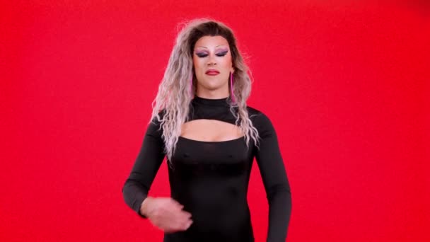 Happy Drag Queen Man Posing While Looking Camera Studio Red — 비디오