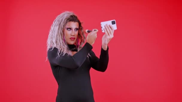 Transgender Person Dressed Drag Queen Making Using Mobile Mirror — Stockvideo