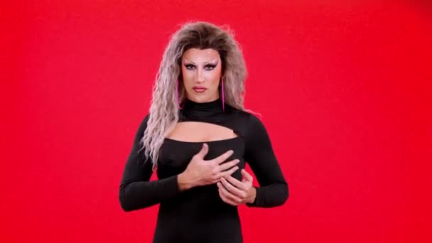 Orang Transgender Seksi Dengan Make Melihat Kamera Mengenakan Prostesis Payudaranya — Stok Video