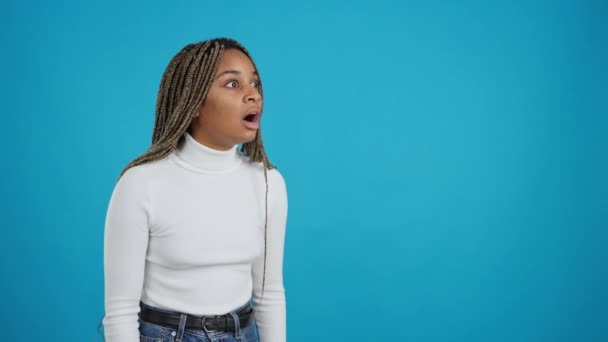 Video Met Blauwe Achtergrond Van Een Afrikaanse Vrouw Staren Ruimte — Stockvideo