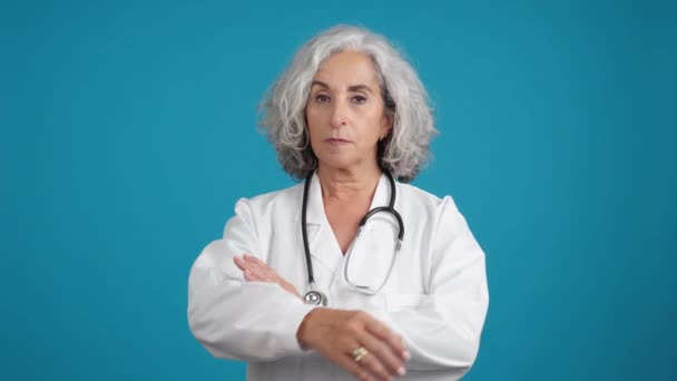 Studio Video Blue Background Mature Female Doctor White Lab Coat — Vídeo de Stock