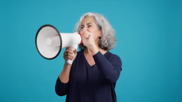 Studio Video Blue Background Mature Woman Raising Fist Protesting Loudspeaker — 비디오