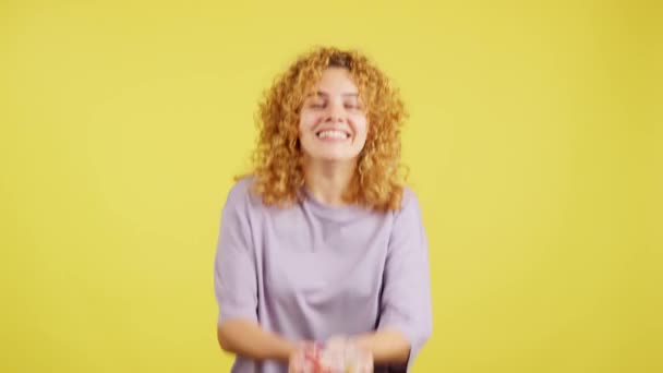 Studio Video Yellow Background Young Cheerful Woman Curly Hair Surrounded — Vídeo de Stock