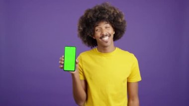 Krom ekranlı cep telefonu tutan mutlu bir Afrikalı.